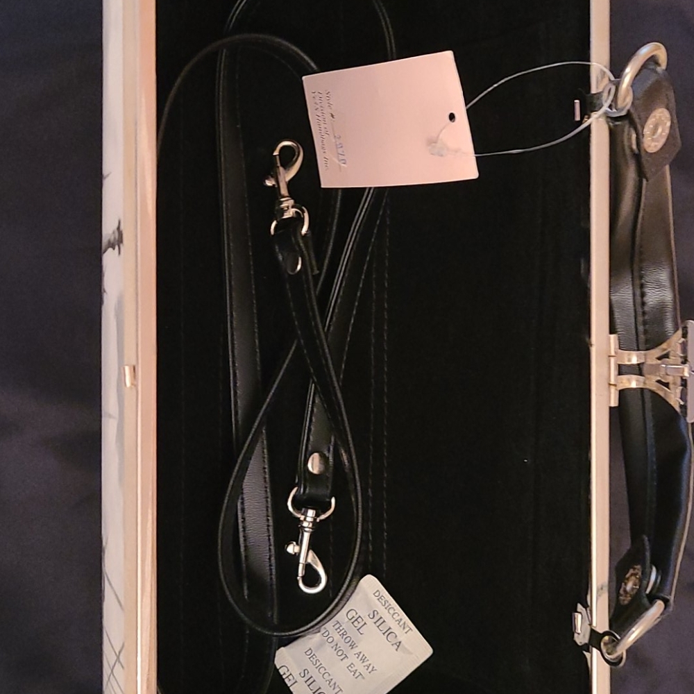 Handbags - Picture 4 of 5